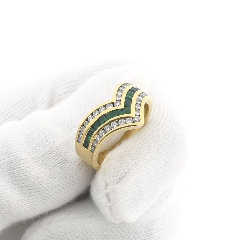 Image 9 of 18K Gold V-shaped ring with emerald and diamond | 0.34 ct.
