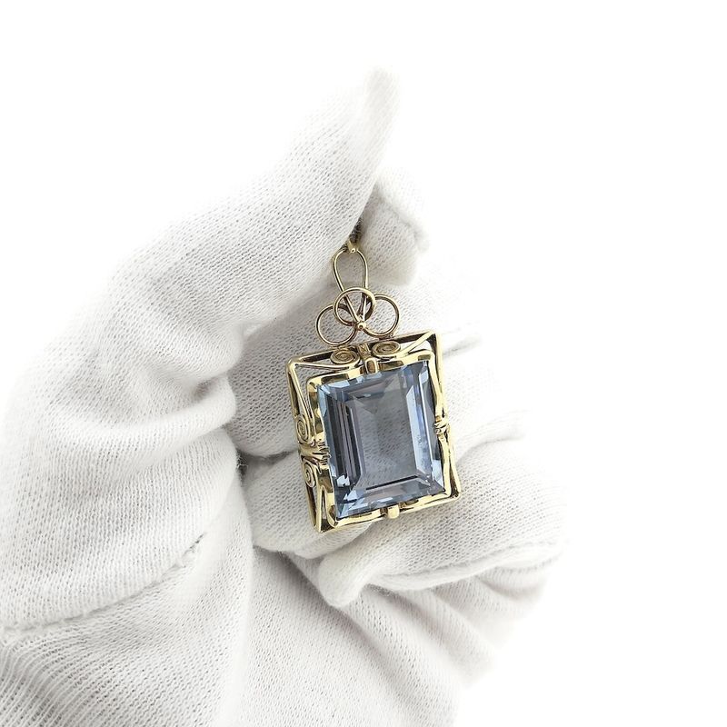 Image 6 of Gold pendant with topaz