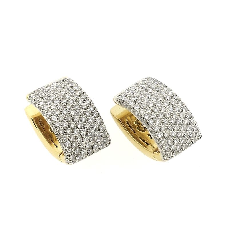 Image 4 of Gold stud earrings pavé set with diamonds