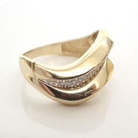 Gold pavé ring with zirconia