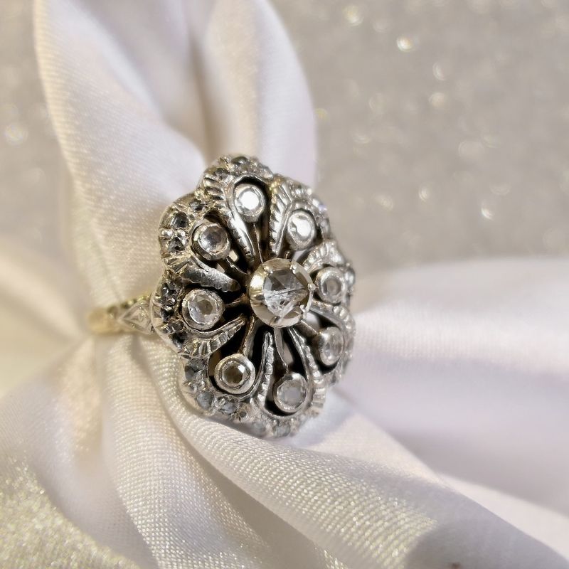 Image 2 of Victorian gold ring with rose-cut diamonds; approx. 0.40 ct.