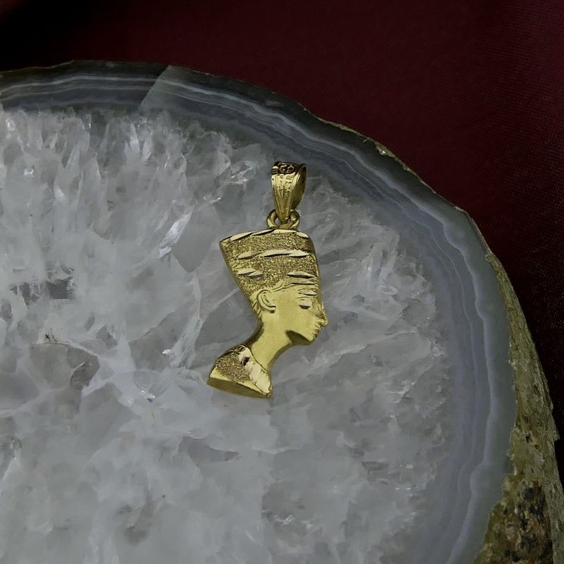 Image 2 of 18 carat gold pendant of Egyptian Queen Nefertiti