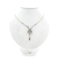 Witgouden ketting met vaste hanger; Saffier