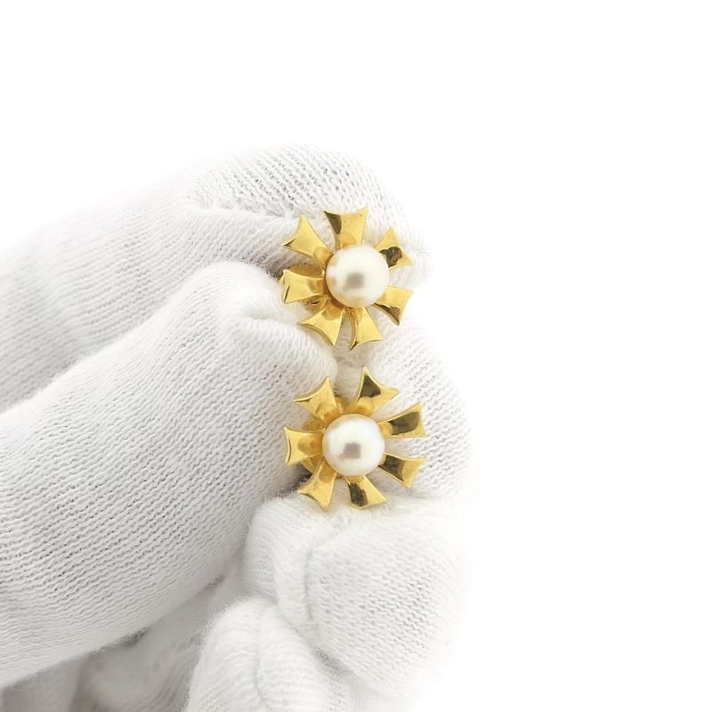 Image 12 of Gold floral stud earrings with pearl