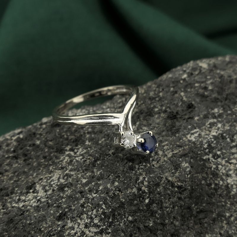 Image 2 of White gold ring with sapphire and diamond | 0.07 ct.