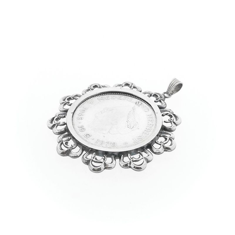 Image 9 of Silver pendant of 10 guilder coin of Juliana 1970.