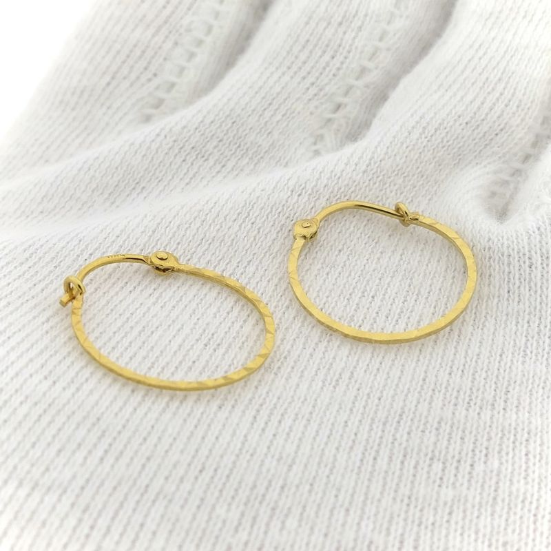 Image 10 of Gold flat earrings with pattern | Ø 17 mm