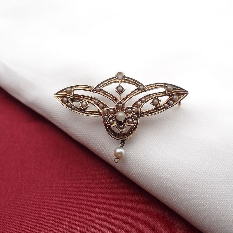 Image 2 of Antique gold Victorian brooch with pearls