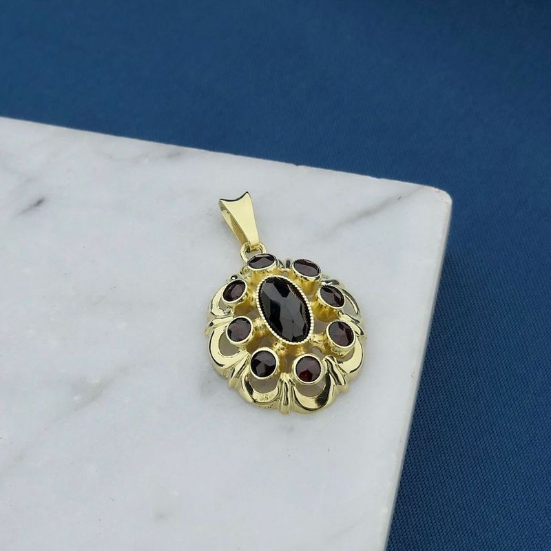 Image 2 of Vintage gold pendant with garnet