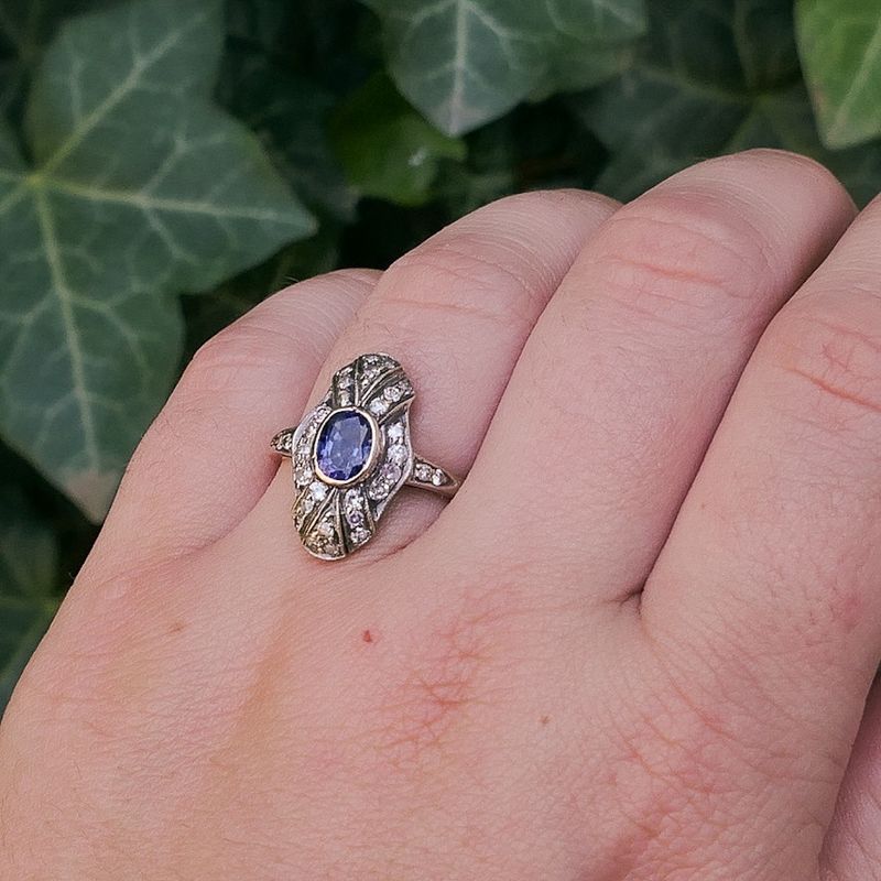 Image 4 of 8-karat Art Deco ring with sapphire and diamonds | Approx. 0.34 ct.