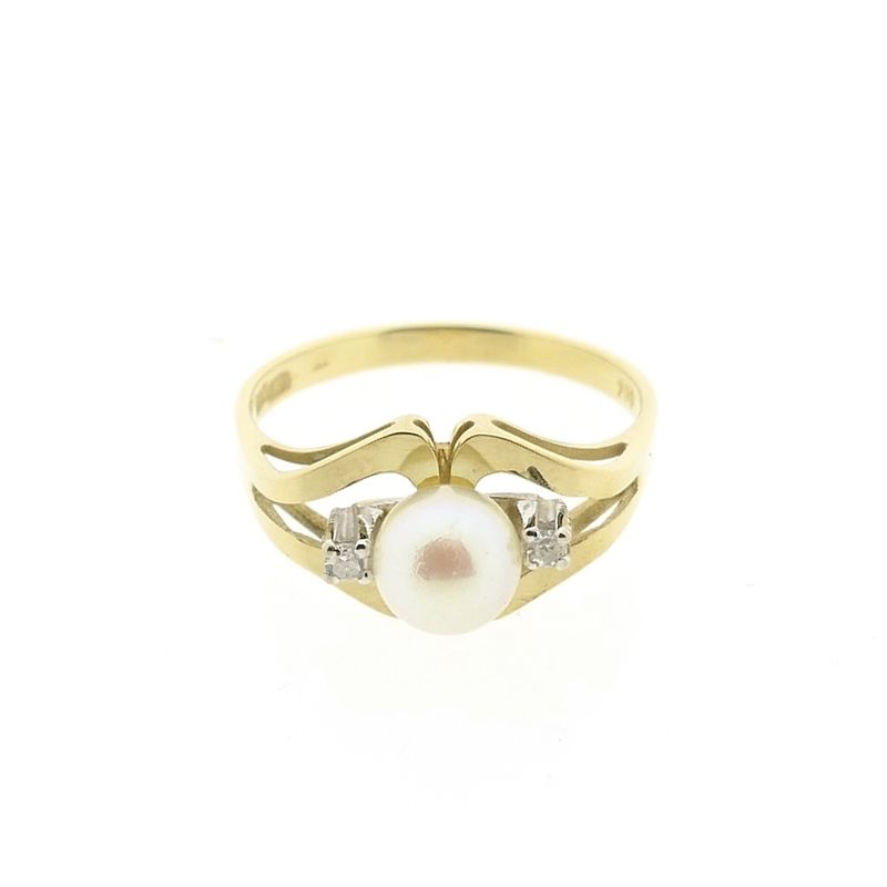 Image 3 of Vintage gold ring with pearl and diamond | 0.04 ct.