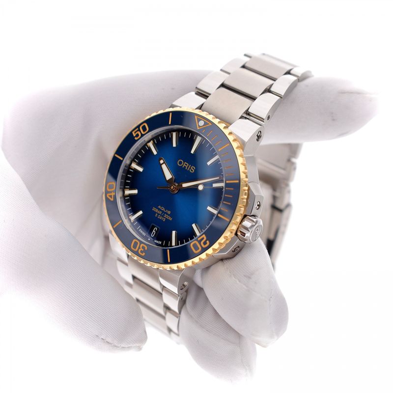 Image 4 of Oris Aquis Date '5-Days' Cal. 400; 18k Gold/Steel Watch