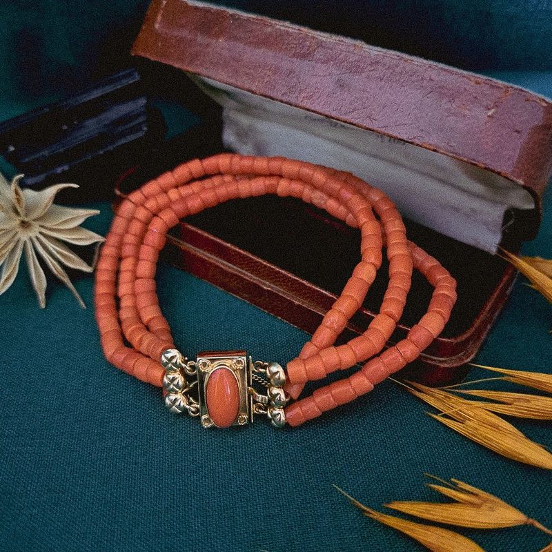 Image 2 of Red coral bead bracelet with gold clasp; Antique | 18 cm