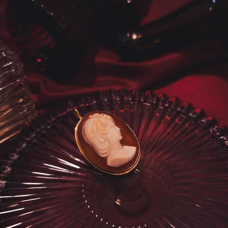 Image 2 of Vintage gold brooch/pendant with cameo