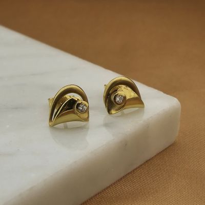 Image 2 of Gold stud earrings with diamond; 0.05 ct.