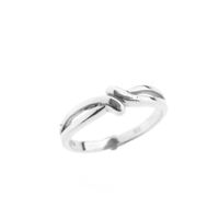 Silver ladies ring with knotted design