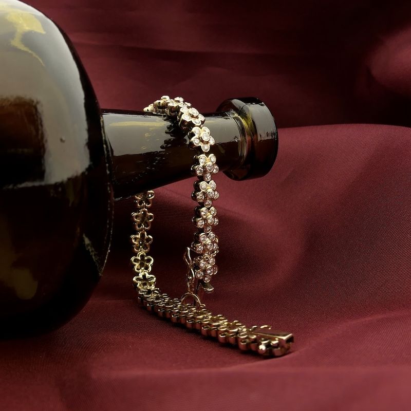 Image 7 of Gold tennis bracelet with diamonds; 4.86 ct.