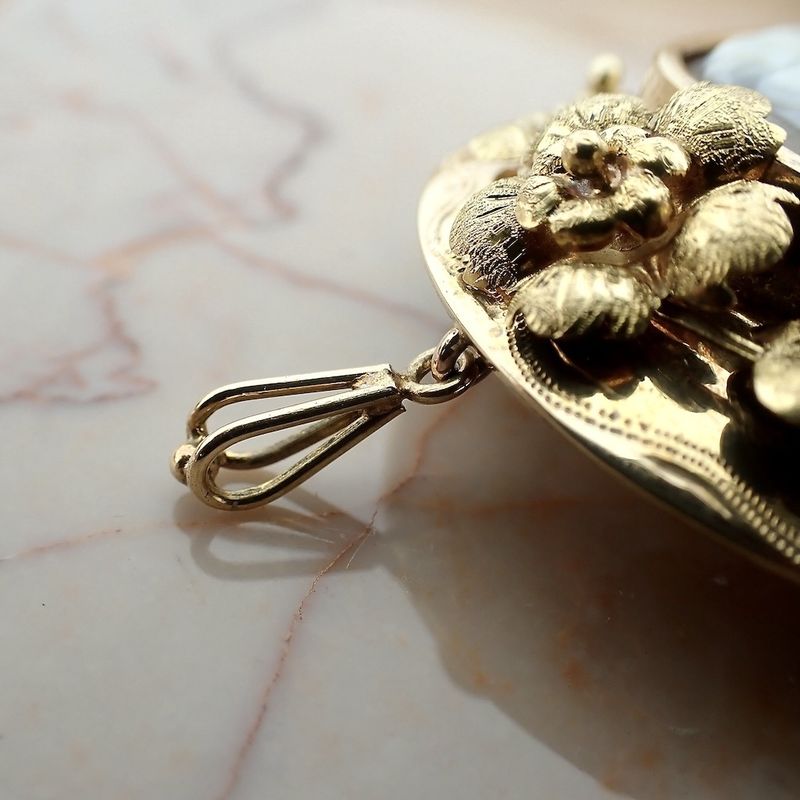 Image 9 of Gold brooch/pendant with cameo