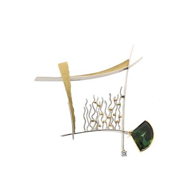Bicolor gouden hoedenspeld met groene toermalijn en diamant; 0,05 ct.; 14 karaat Image 1 of Bicolor gouden hoedenspeld met groene toermalijn en diamant; 0,05 ct.; 14 karaat