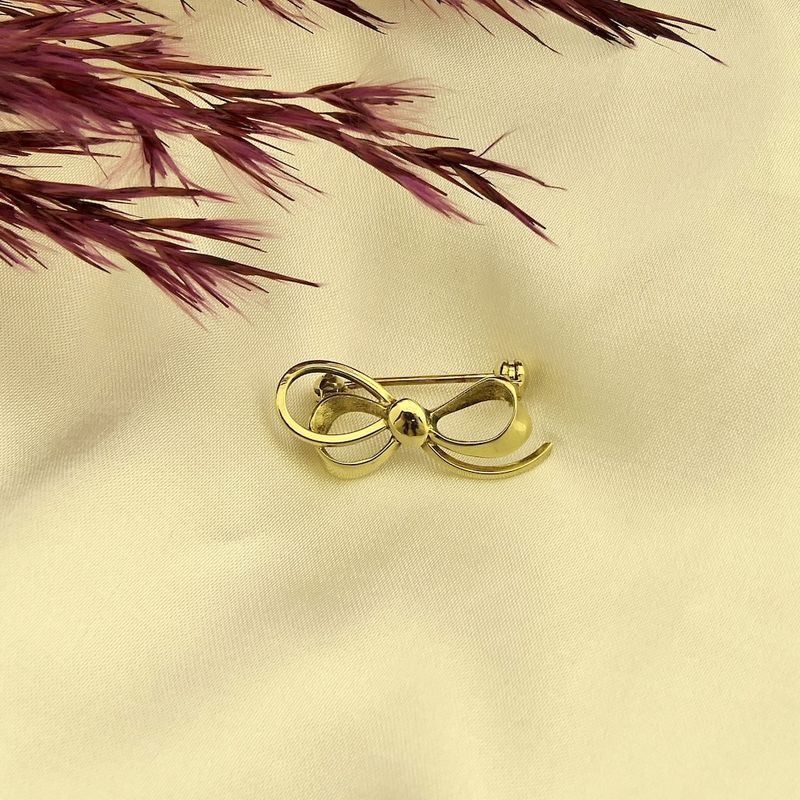 Image 2 of Gold brooch as a bow