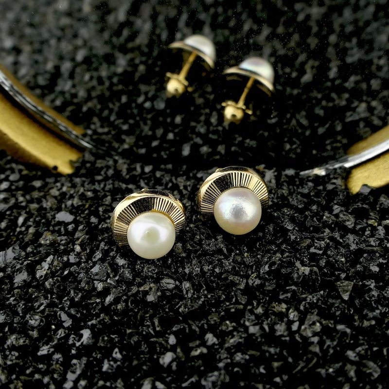 Image 13 of Gold stud earrings with pearl