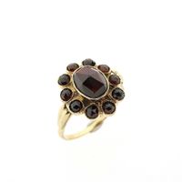 Gold entourage ring with garnet stones | Vintage