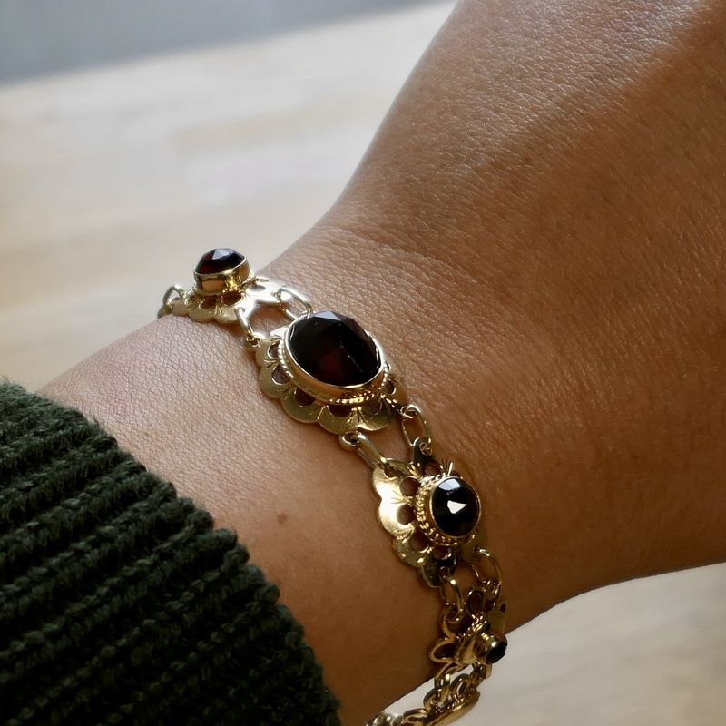 Image 11 of Gold Bracelet with Garnet; 14 Karat; 18.5 cm