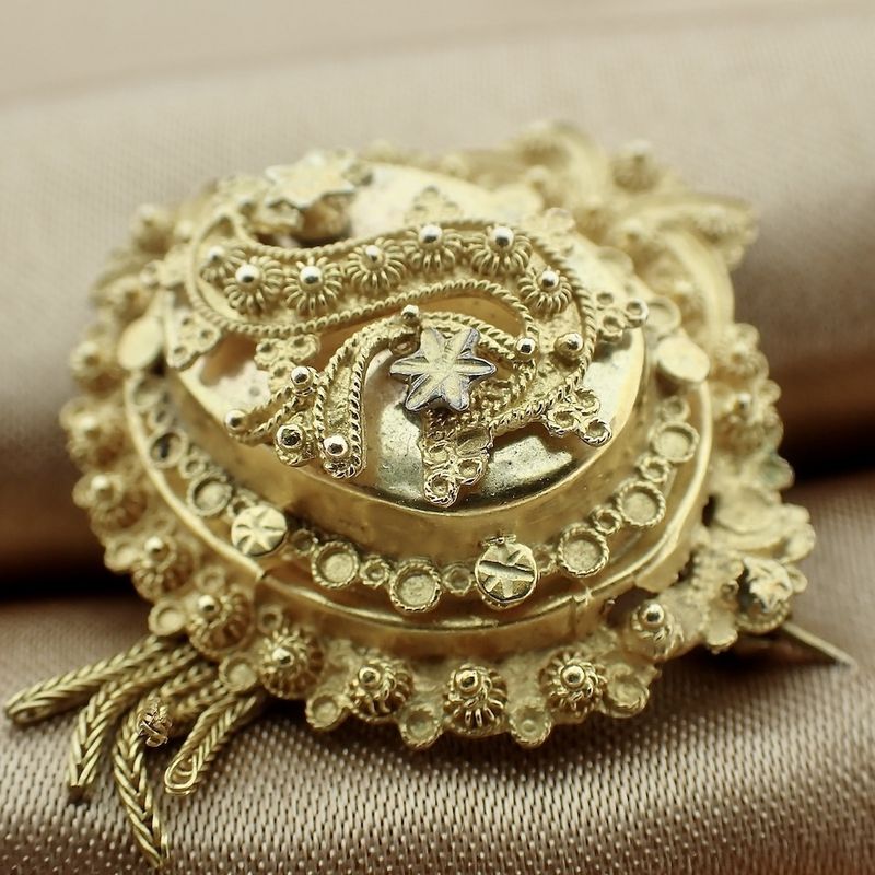 Image 3 of Old Dutch gold brooch with a cap bell