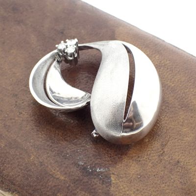 White gold brooch with diamonds; 0.18 ct. Image 2 of White gold brooch with diamonds; 0.18 ct.