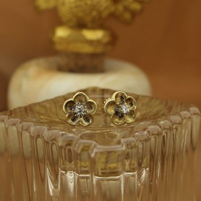 Image 2 of Gold stud earrings of a flower with diamond | 0.06 ct.