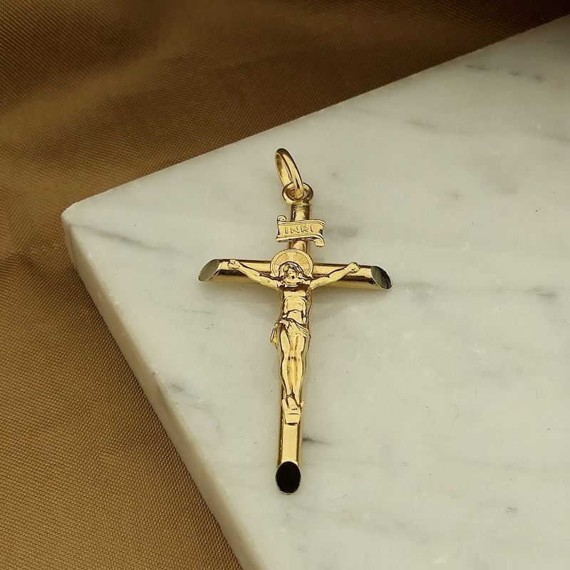 Image 8 of 18 carat gold pendant of a cross with corpus