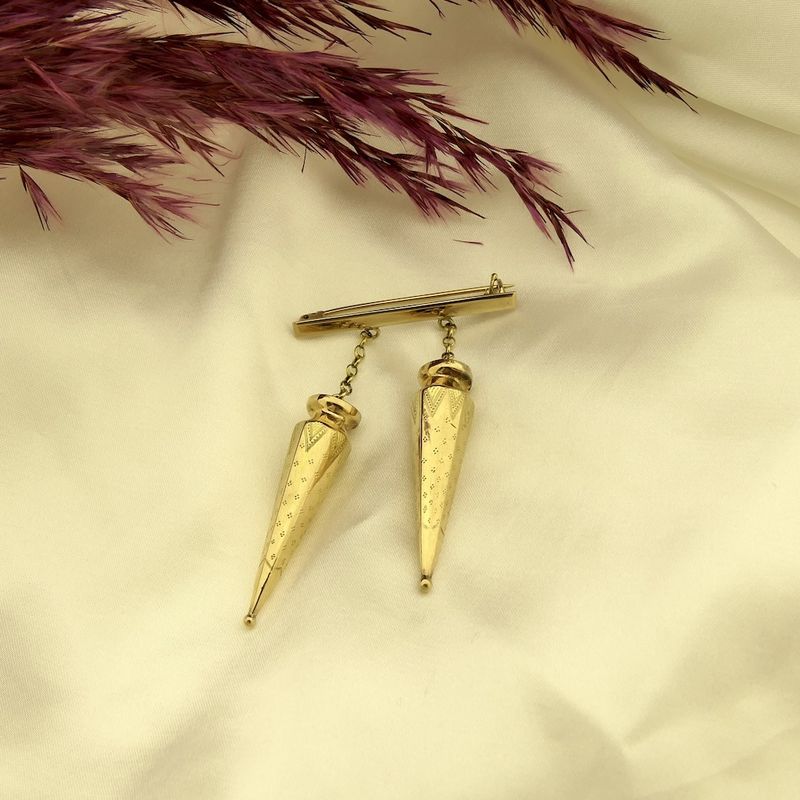 Image 2 of Gold brooch with knitting caps