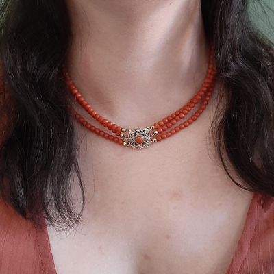 Blood coral bead necklace with gold clasp; Antique | 39 cm Image 2 of Blood coral bead necklace with gold clasp; Antique | 39 cm