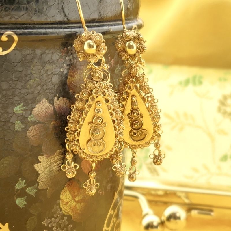 Image 2 of Antique gold earrings with Zeeland knots