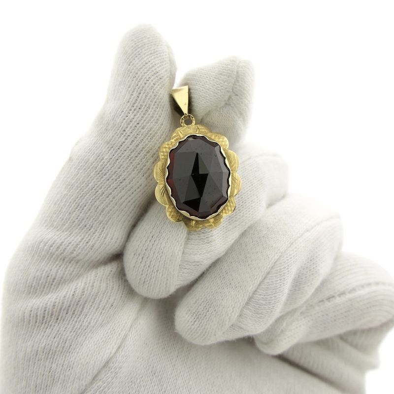 Image 6 of Vintage gold pendant with garnet