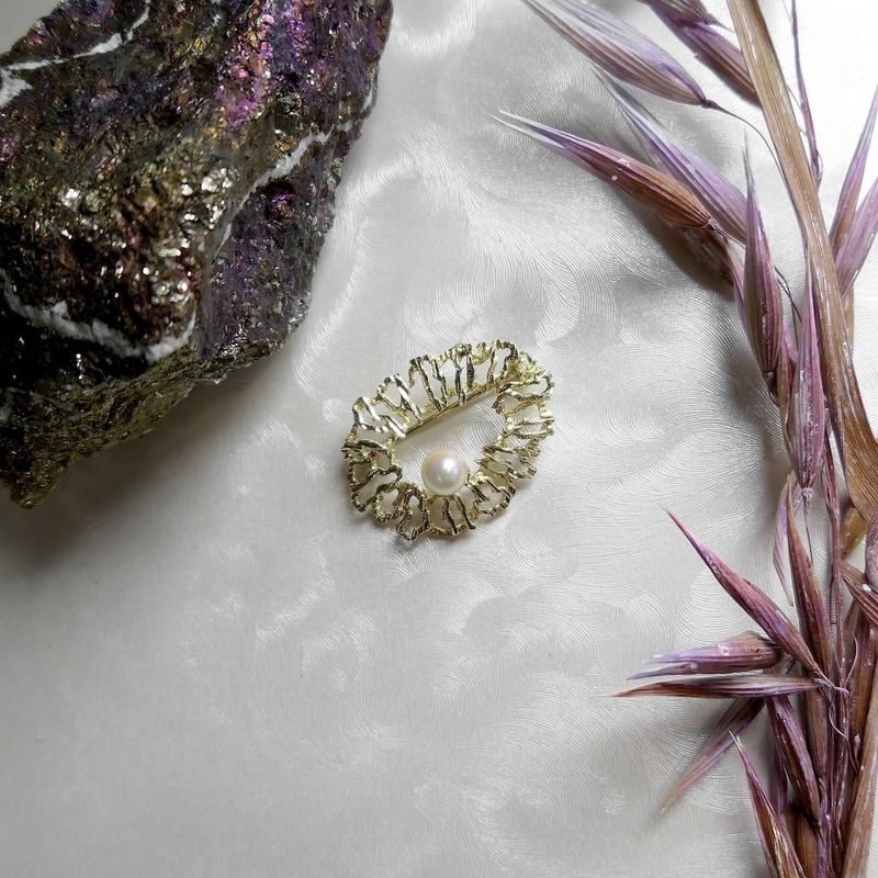 Image 2 of Vintage gold brooch with pearl