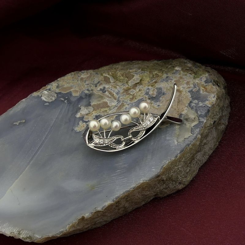 Image 7 of White gold brooch set with pearl and diamonds