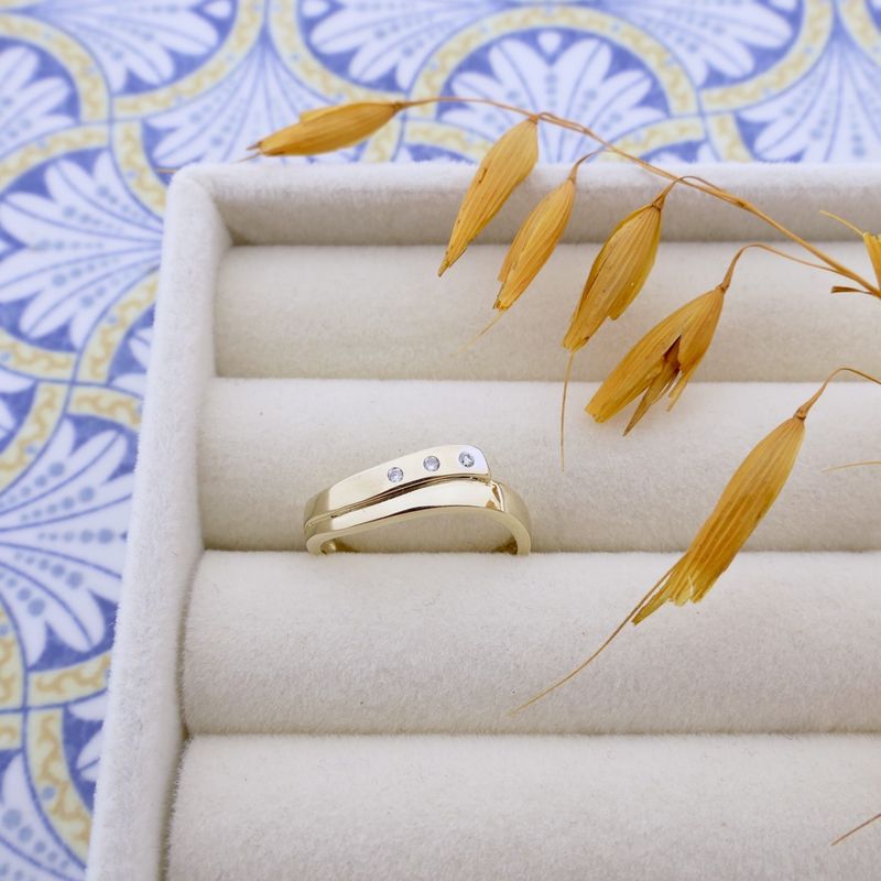 Image 4 of Gold ring with diamond; 0.015 ct.