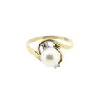 Afbeelding 3 van Gouden ring met parel en diamanten; 0,07 ct.