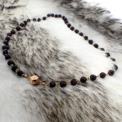 Garnet necklace with gold paston clasp; Antique/vintage | 47.5 cm Image 2 of Garnet necklace with gold paston clasp; Antique/vintage | 47.5 cm