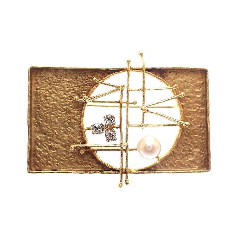 Image 1 of Gold design brooch with diamond; 0.15 ct.