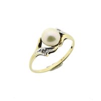 Gold ring with pearl and diamonds; 0.02 ct.