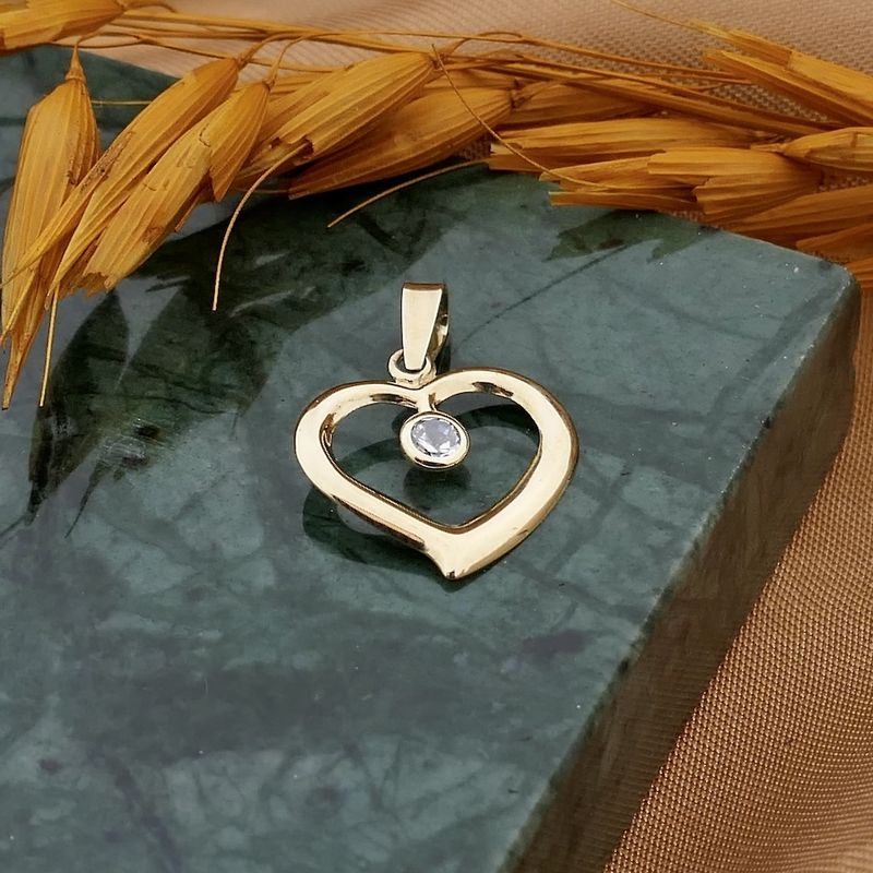 Image 10 of Gold pendant of a heart with zirconia