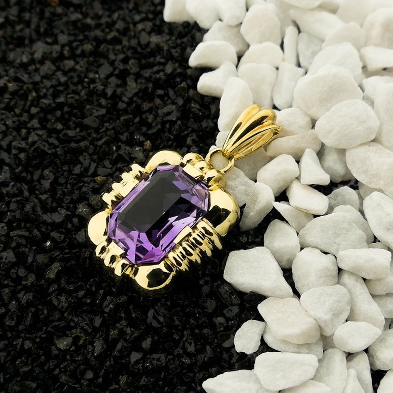 Image 2 of Gold pendant with amethyst