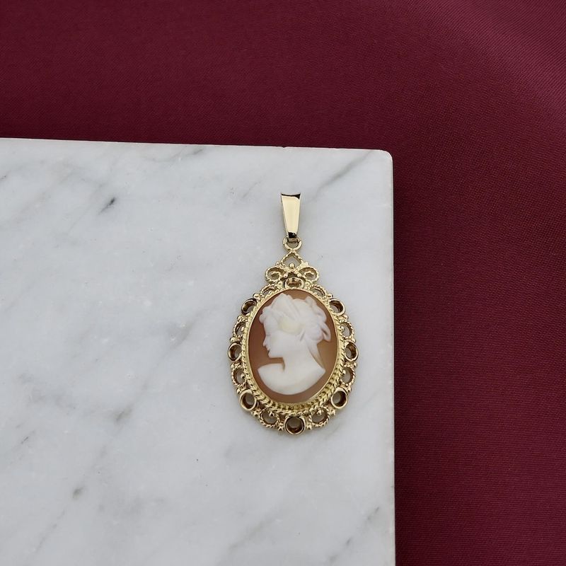 Image 8 of Gold pendant with cameo