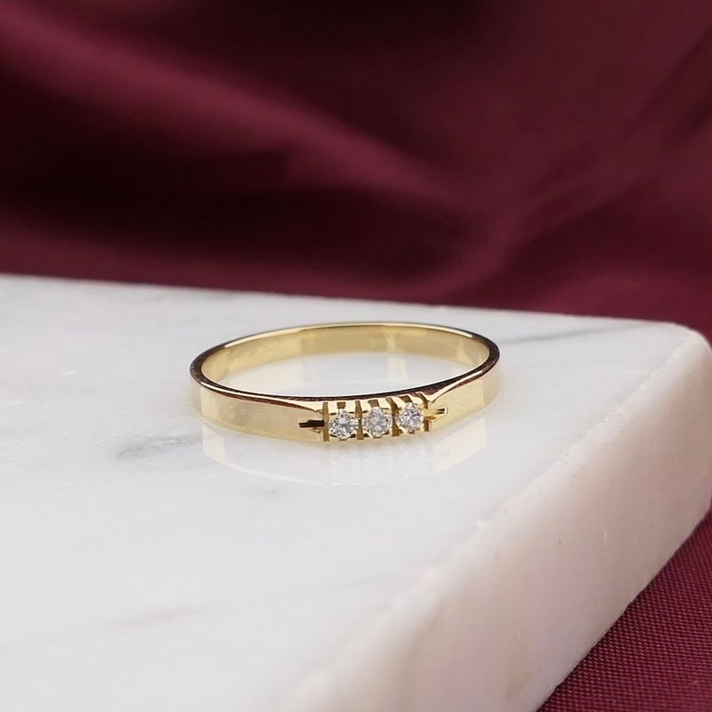 Image 2 of Gold ring with diamond; 0.03 ct.