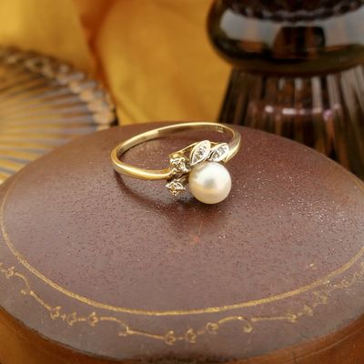 Image 2 of Gold ring with pearl and diamond | 0.03 ct.