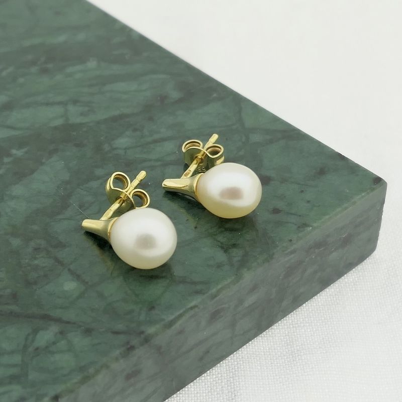 Image 2 of Gold stud earrings with pearl