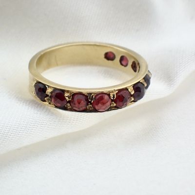 8-karat ring with garnet stones | Vintage Image 2 of 8-karat ring with garnet stones | Vintage
