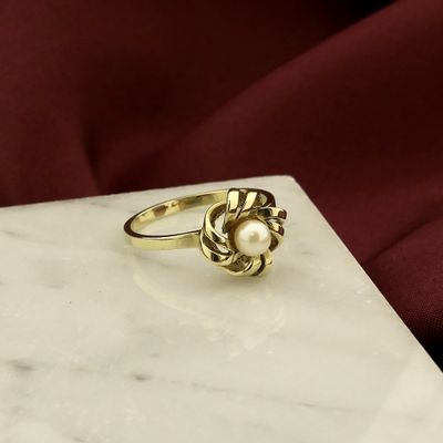 Image 2 of Vintage gold ring with pearl